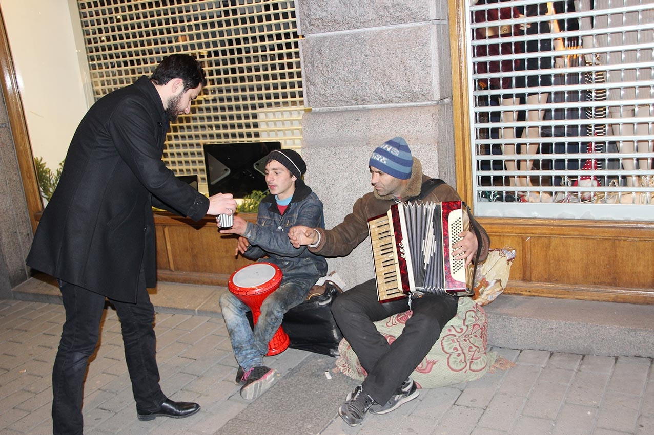 UETD’den Stockholm’deki evsizlere yardım