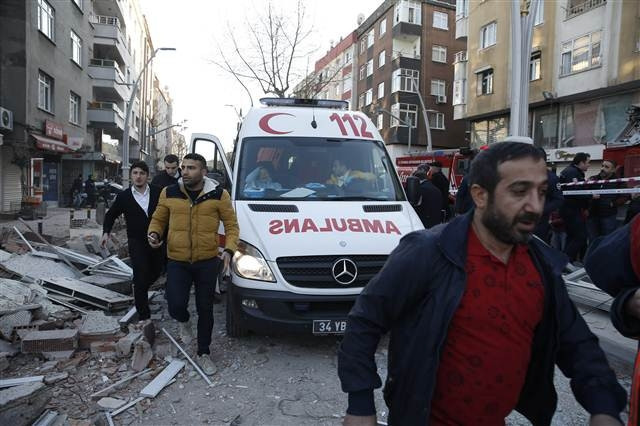 İstanbulda bina çöktü