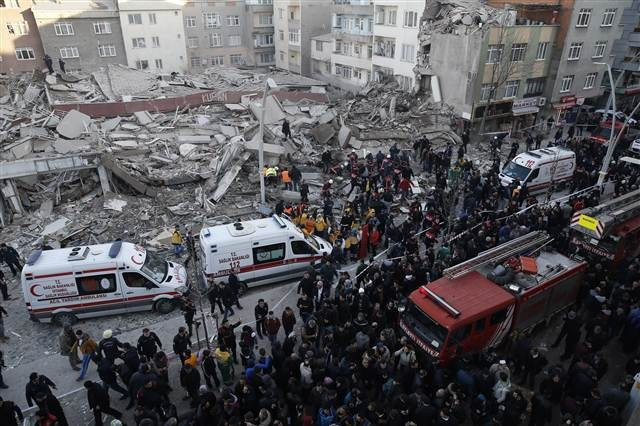 İstanbulda bina çöktü
