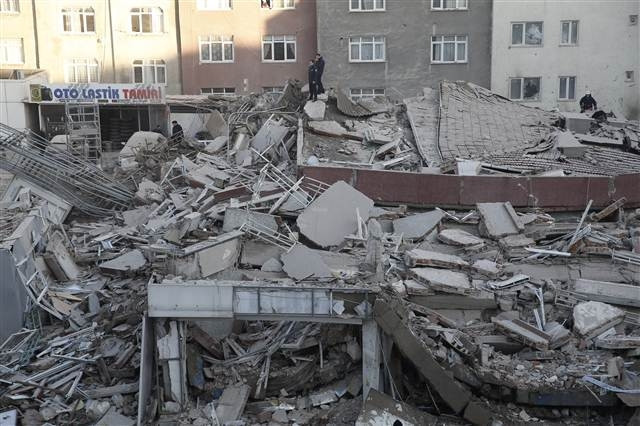 İstanbulda bina çöktü