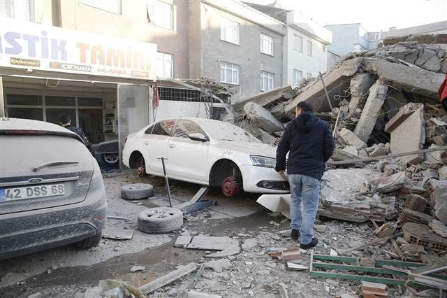 İstanbulda bina çöktü
