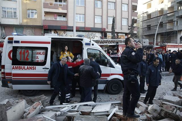 İstanbulda bina çöktü