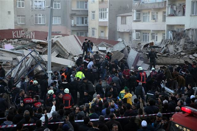 İstanbulda bina çöktü