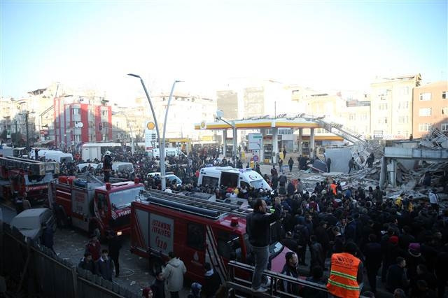İstanbulda bina çöktü