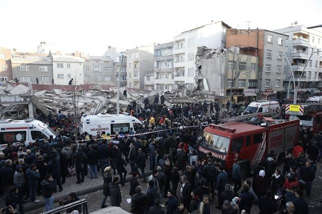 İstanbulda bina çöktü