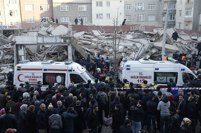 İstanbulda bina çöktü