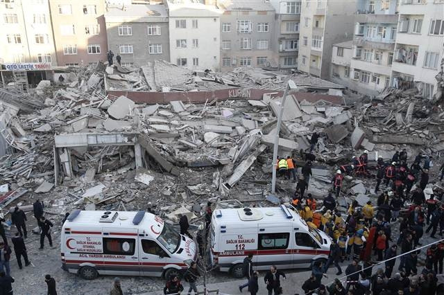 İstanbulda bina çöktü
