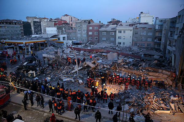 İstanbulda bina çöktü