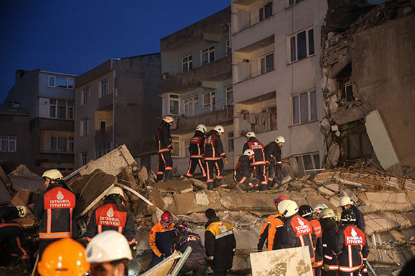 İstanbulda bina çöktü