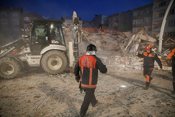 İstanbulda bina çöktü