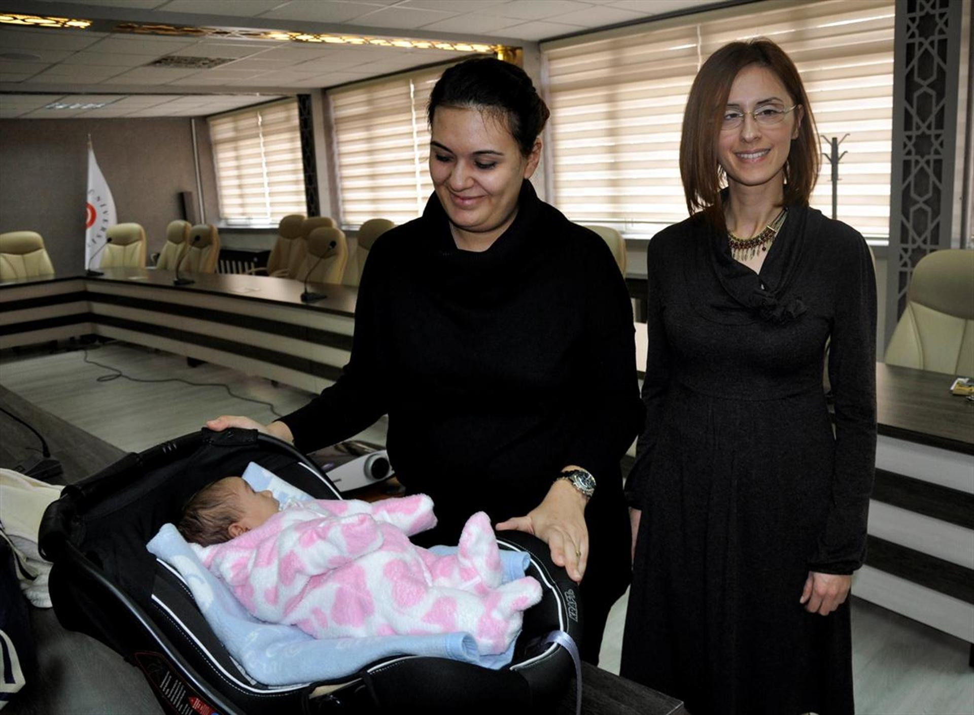 Anne sınava girdi, öğretmen bebek baktı
