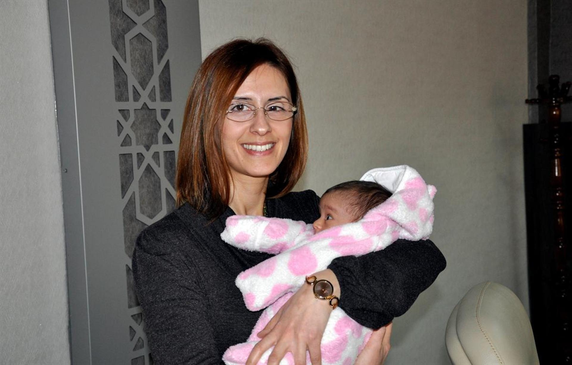 Anne sınava girdi, öğretmen bebek baktı