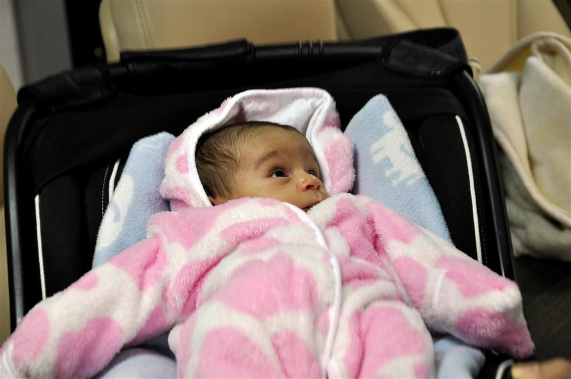 Anne sınava girdi, öğretmen bebek baktı