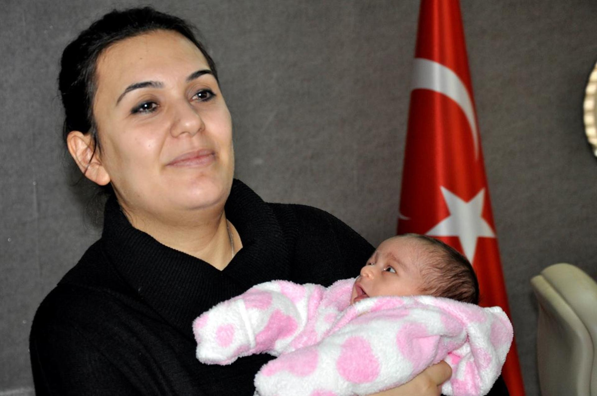 Anne sınava girdi, öğretmen bebek baktı