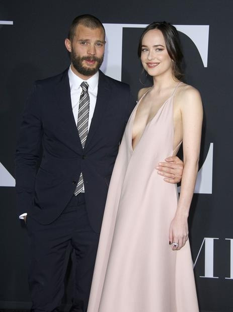 Karanlığın Elli Tonu filminin galasına imzasını attı Karanlığın Elli Tonu filminin galasına imzasını attı