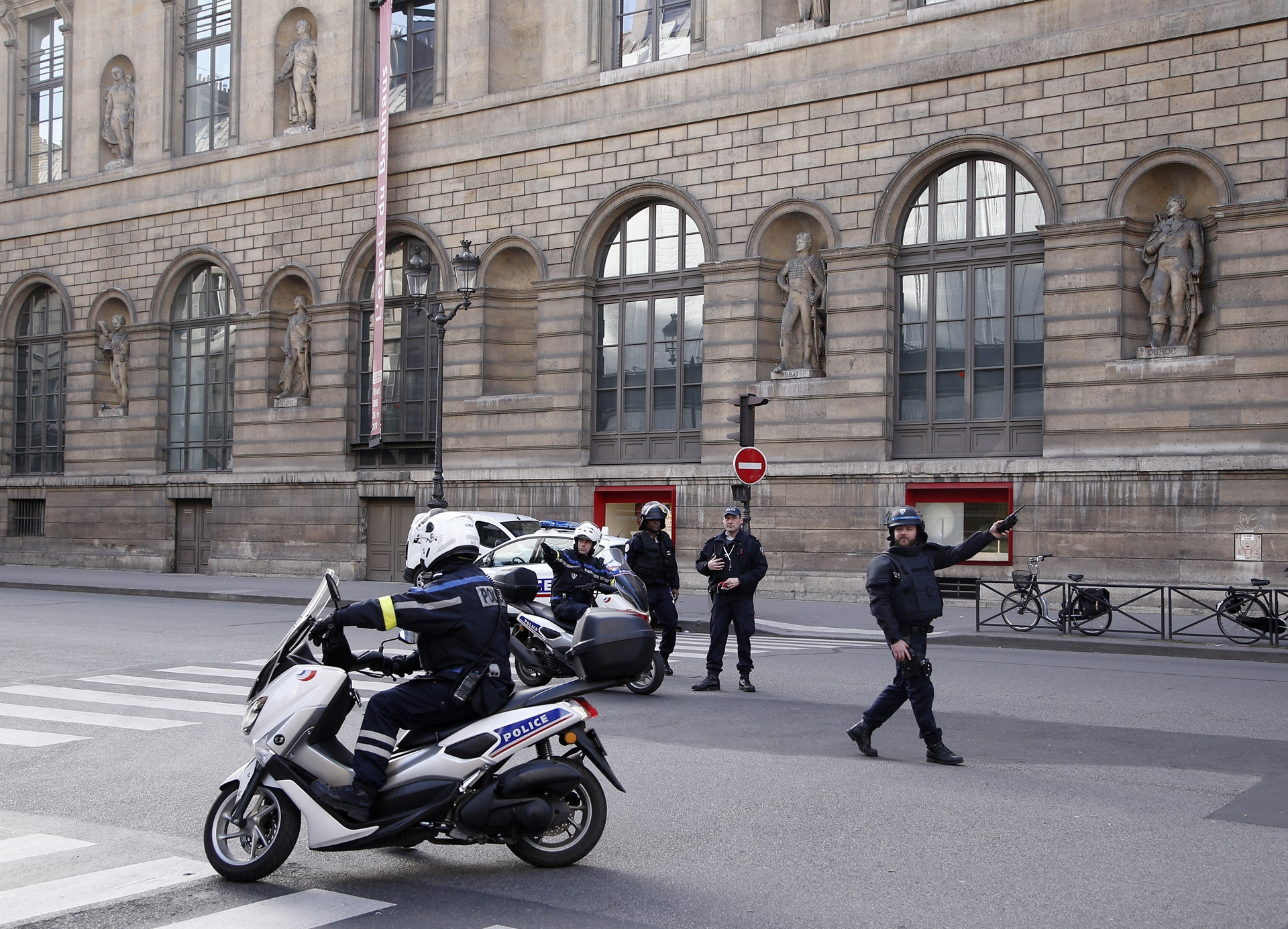 Louvre Müzesinde silah sesleri