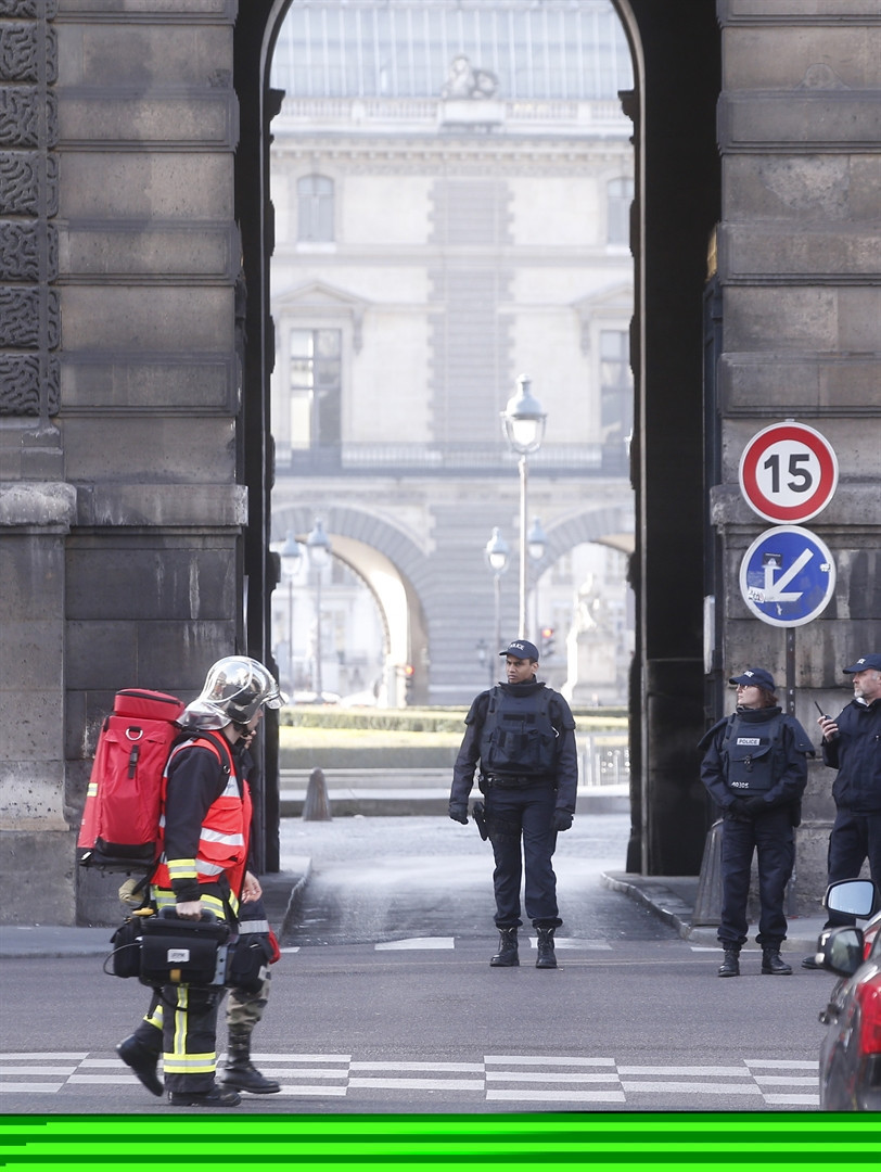 Louvre Müzesinde silah sesleri