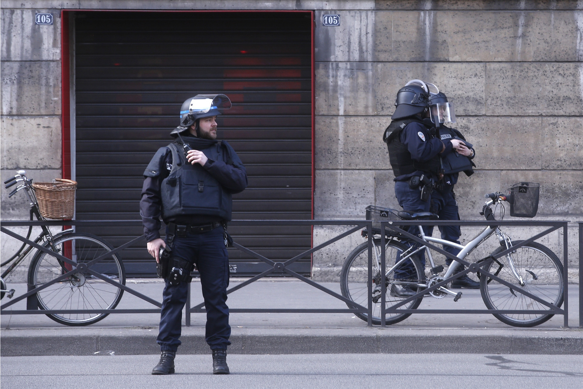Louvre Müzesinde silah sesleri
