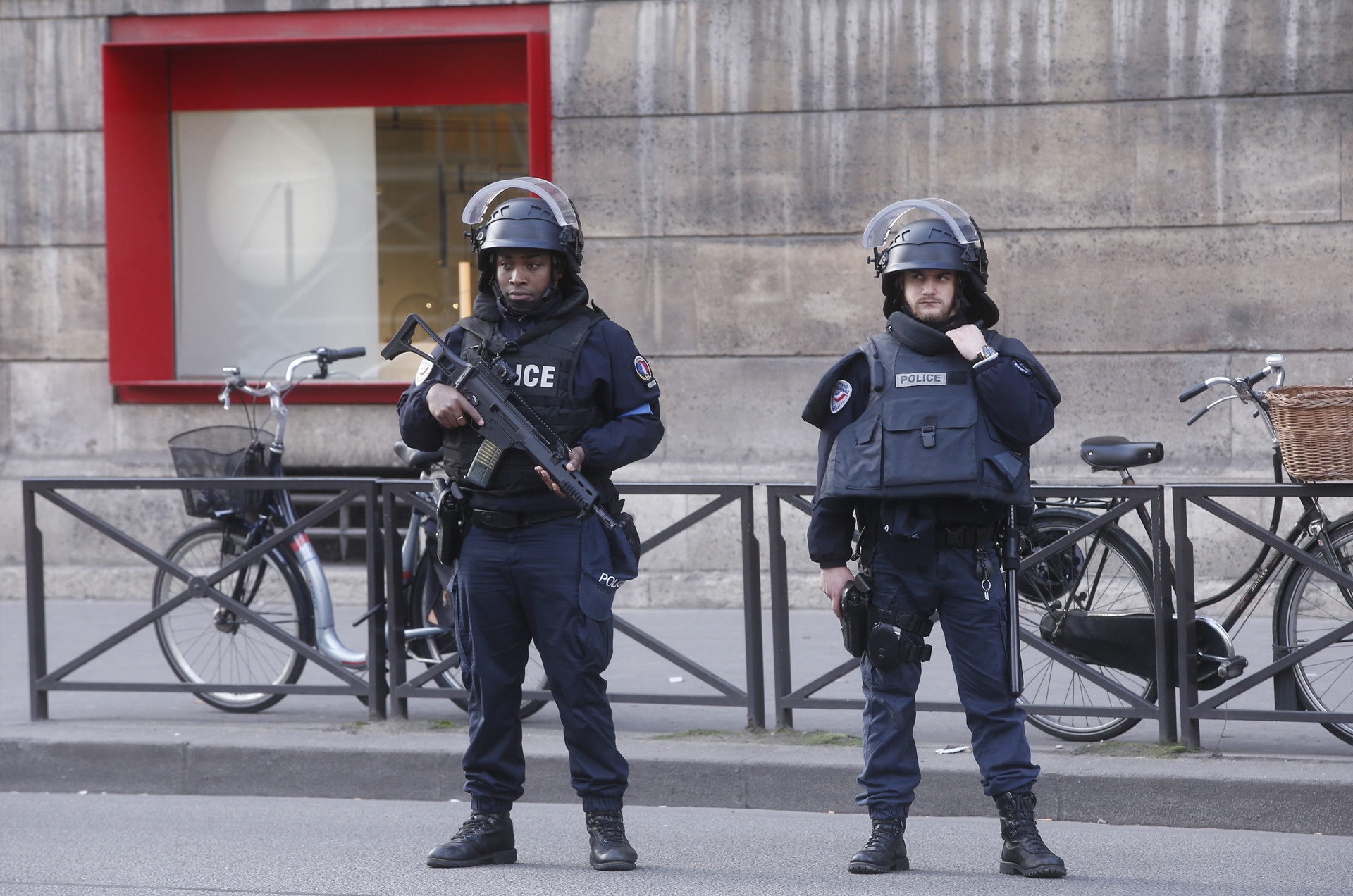 Louvre Müzesinde silah sesleri