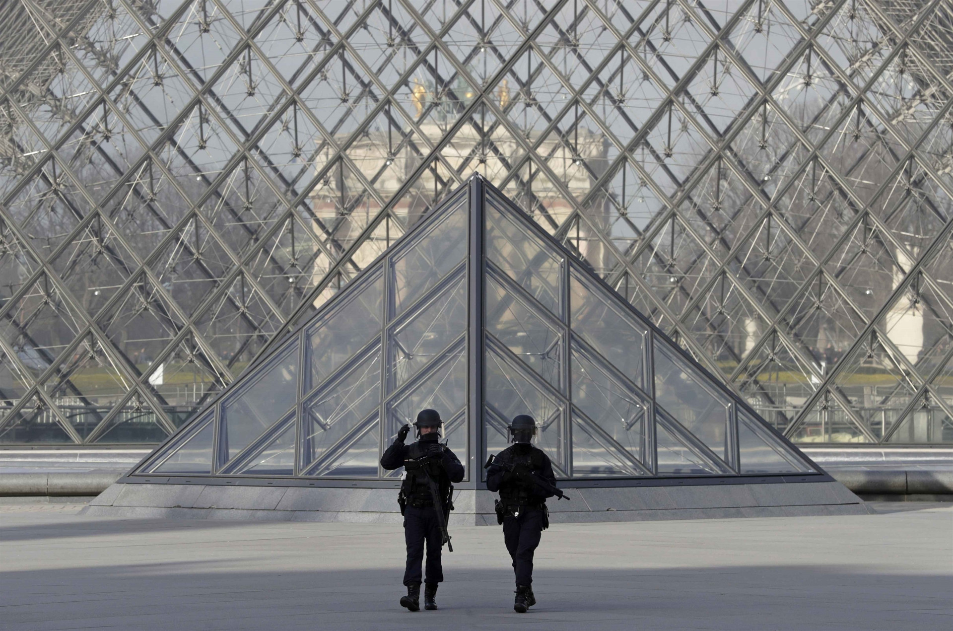 Louvre Müzesinde silah sesleri