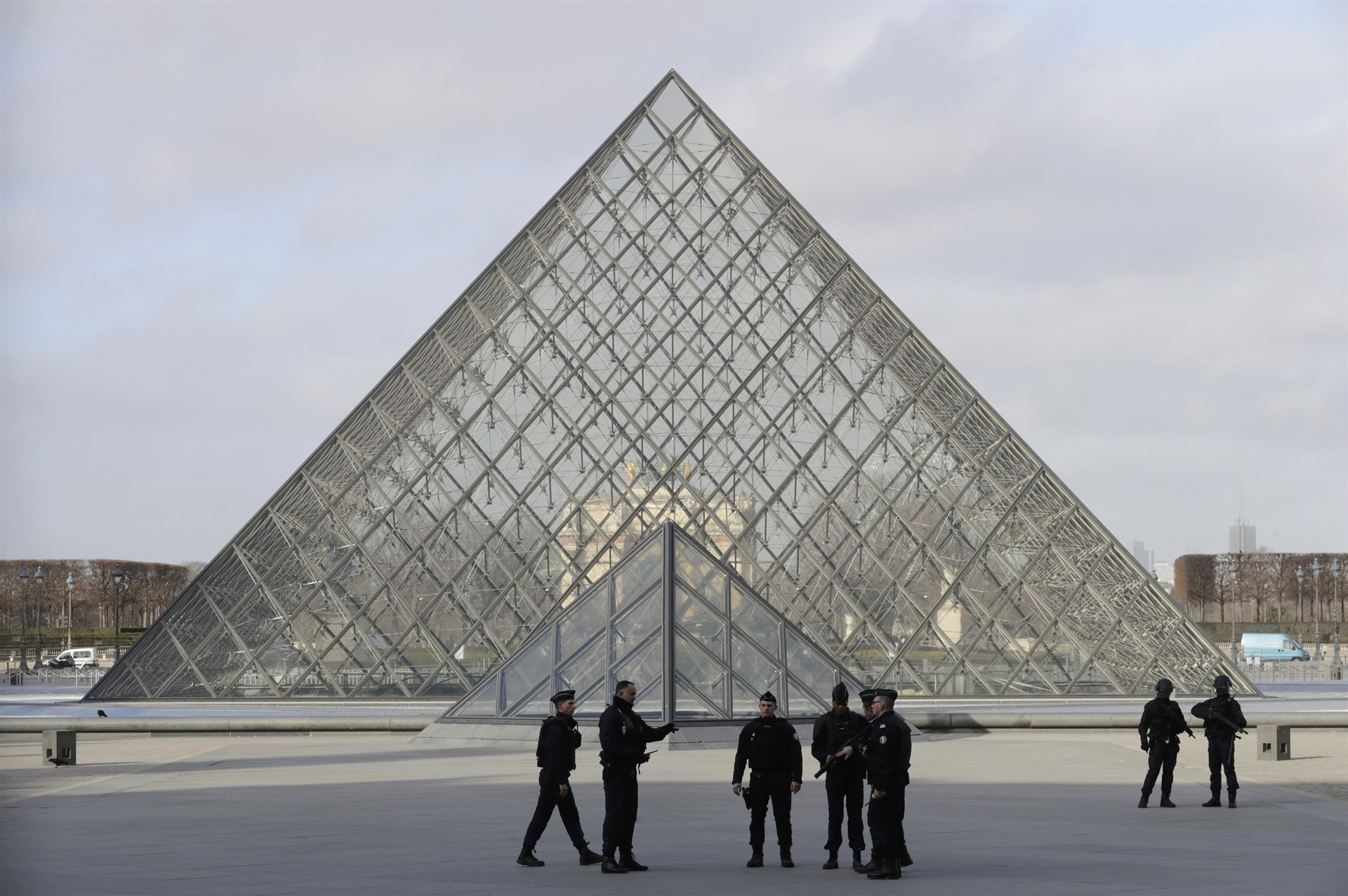 Louvre Müzesinde silah sesleri