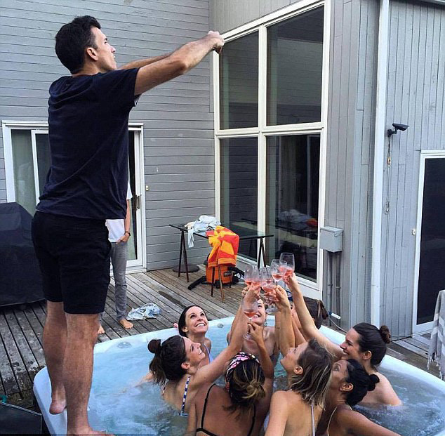 ‘Instagram’daki erkek arkadaşlar’ sevgilileri için bin bir şekle giriyor