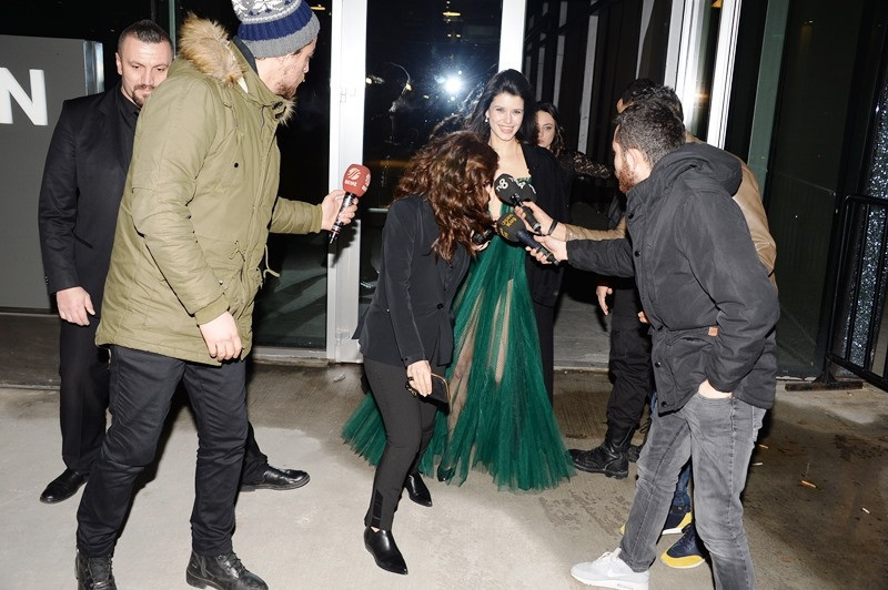 Beren Saat soğuğa aldırmadı