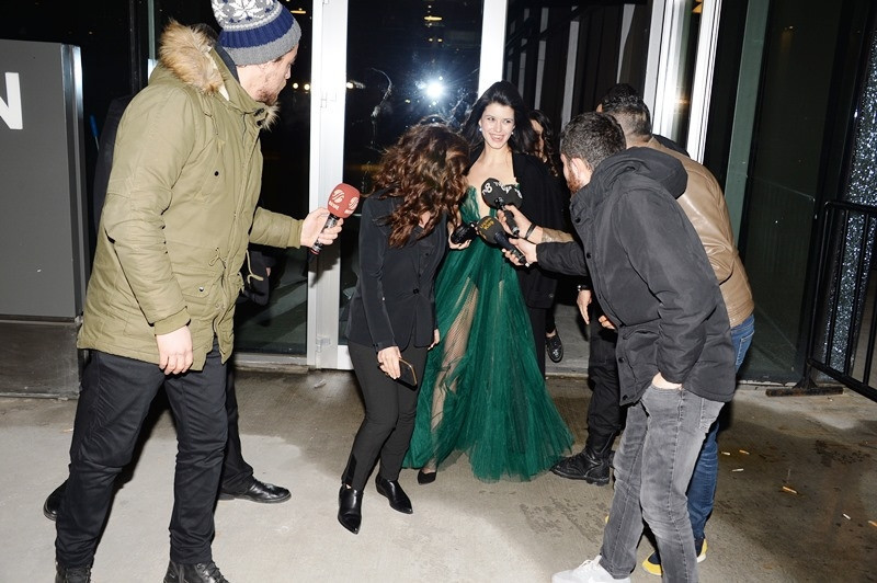 Beren Saat soğuğa aldırmadı