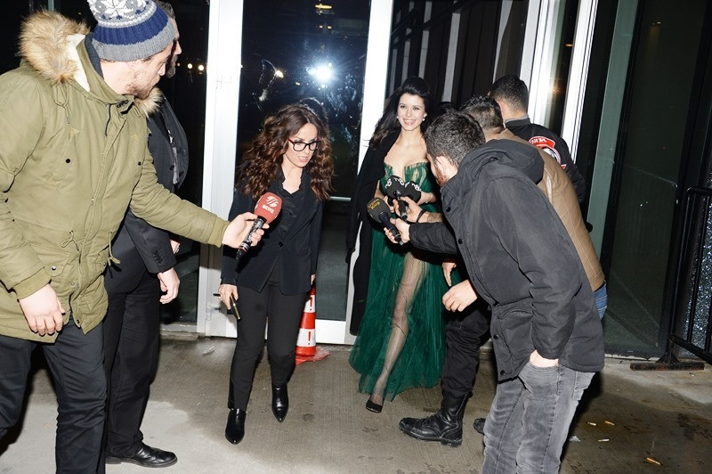Beren Saat soğuğa aldırmadı