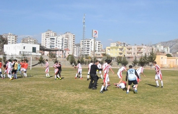 Maçta tekme tokat kavga 15 kırmızı kart