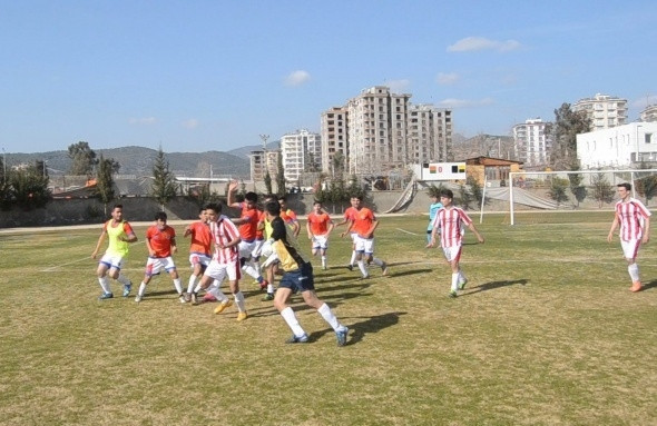 Maçta tekme tokat kavga 15 kırmızı kart