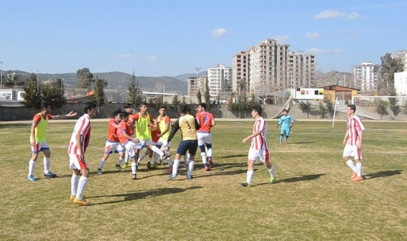 Maçta tekme tokat kavga 15 kırmızı kart