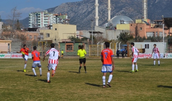 Maçta tekme tokat kavga 15 kırmızı kart