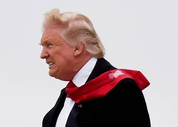 Trumpın kravatındaki detay tartışma yarattı