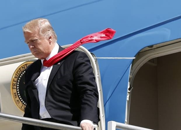 Trumpın kravatındaki detay tartışma yarattı