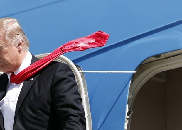 Trumpın kravatındaki detay tartışma yarattı