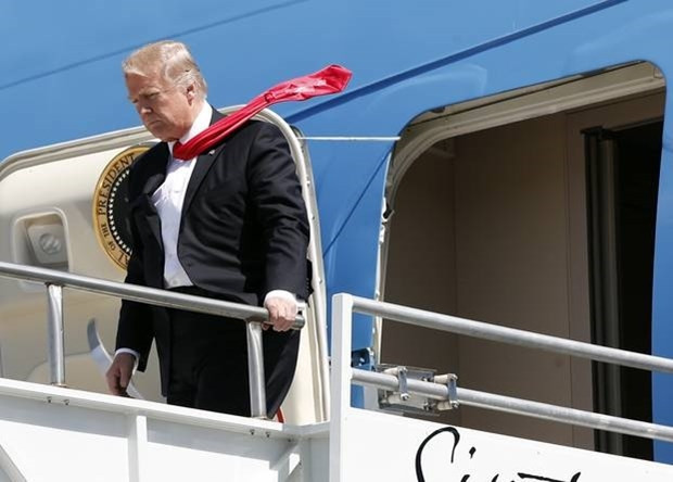 Trumpın kravatındaki detay tartışma yarattı
