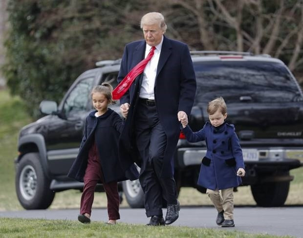 Trumpın kravatındaki detay tartışma yarattı