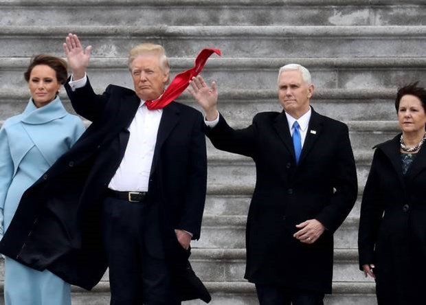 Trumpın kravatındaki detay tartışma yarattı