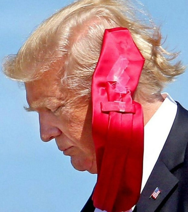 Trumpın kravatındaki detay tartışma yarattı