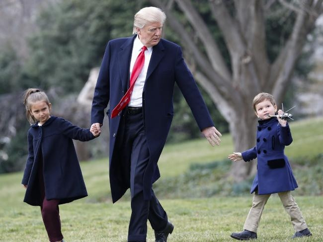 Trumpın kravatındaki detay tartışma yarattı