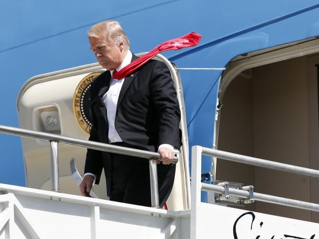 Trumpın kravatındaki detay tartışma yarattı
