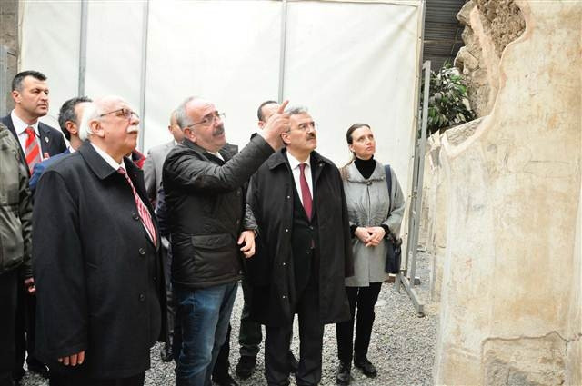 Bakan duvar resmini kendine benzetince...