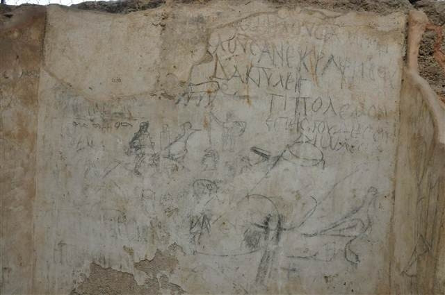 Bakan duvar resmini kendine benzetince...