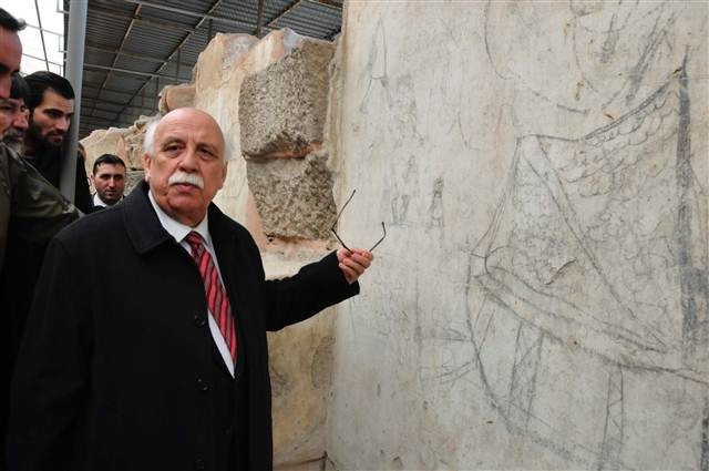 Bakan duvar resmini kendine benzetince...