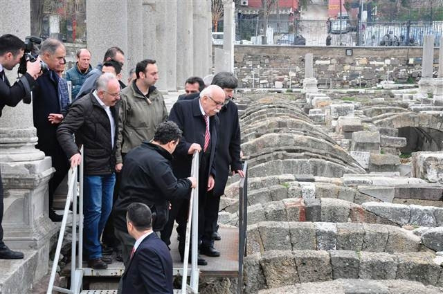 Bakan duvar resmini kendine benzetince...