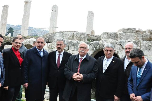 Bakan duvar resmini kendine benzetince...