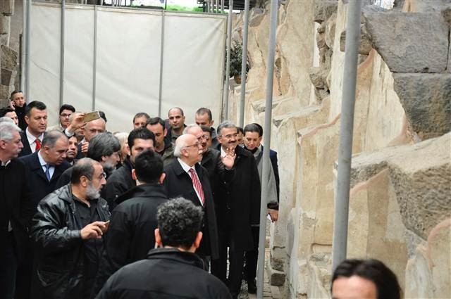 Bakan duvar resmini kendine benzetince...