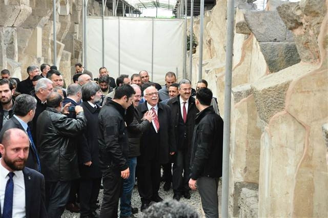 Bakan duvar resmini kendine benzetince...