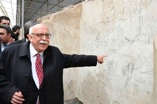 Bakan duvar resmini kendine benzetince...